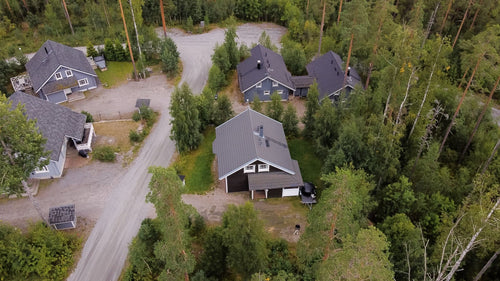 Dronekuvaus – ilmakuva omakotitaloalueesta ja ympäristöstä