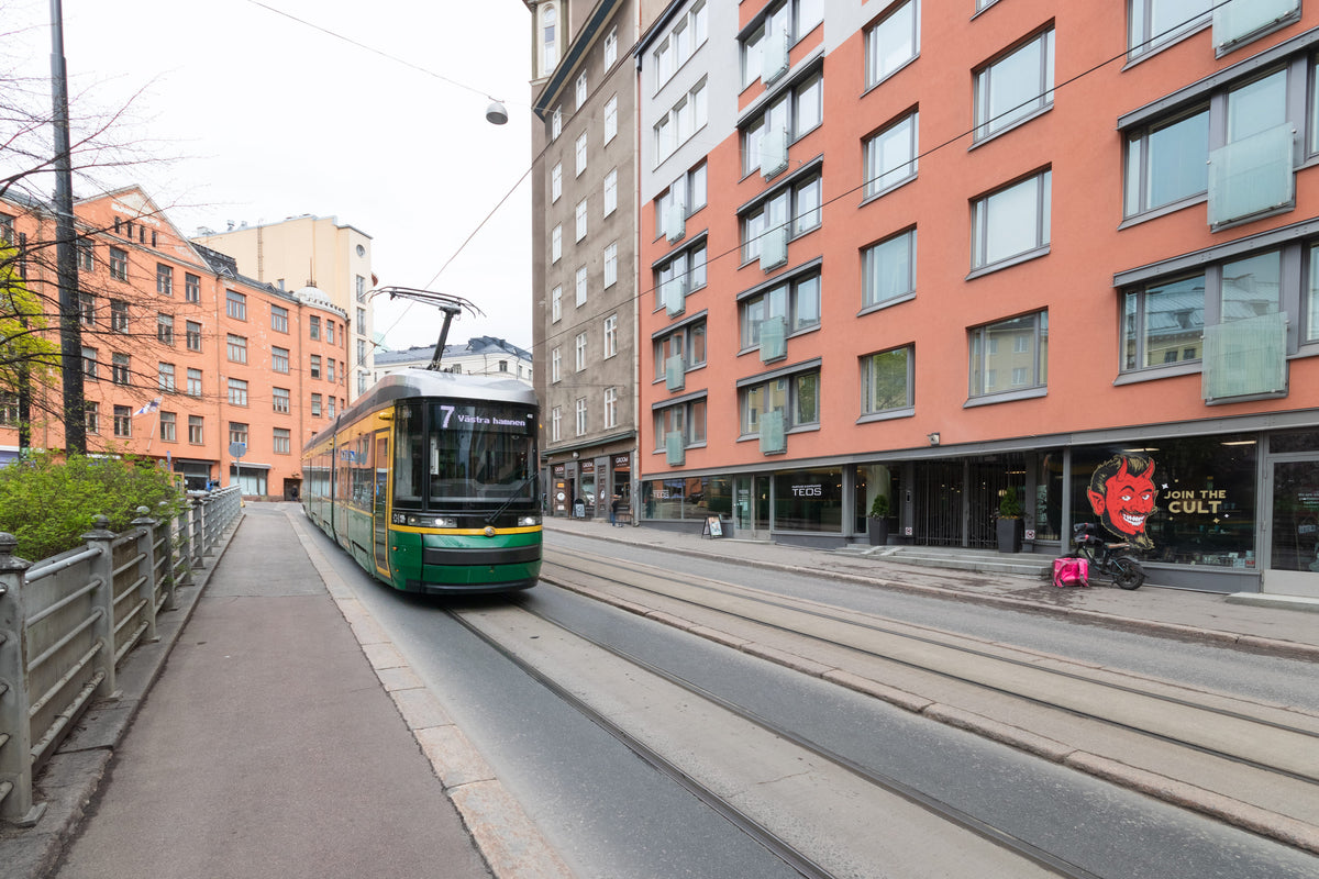 Asuntokuvaus – valoisa ja tyylikäs huone, joka erottuu myynti-ilmoituksessa