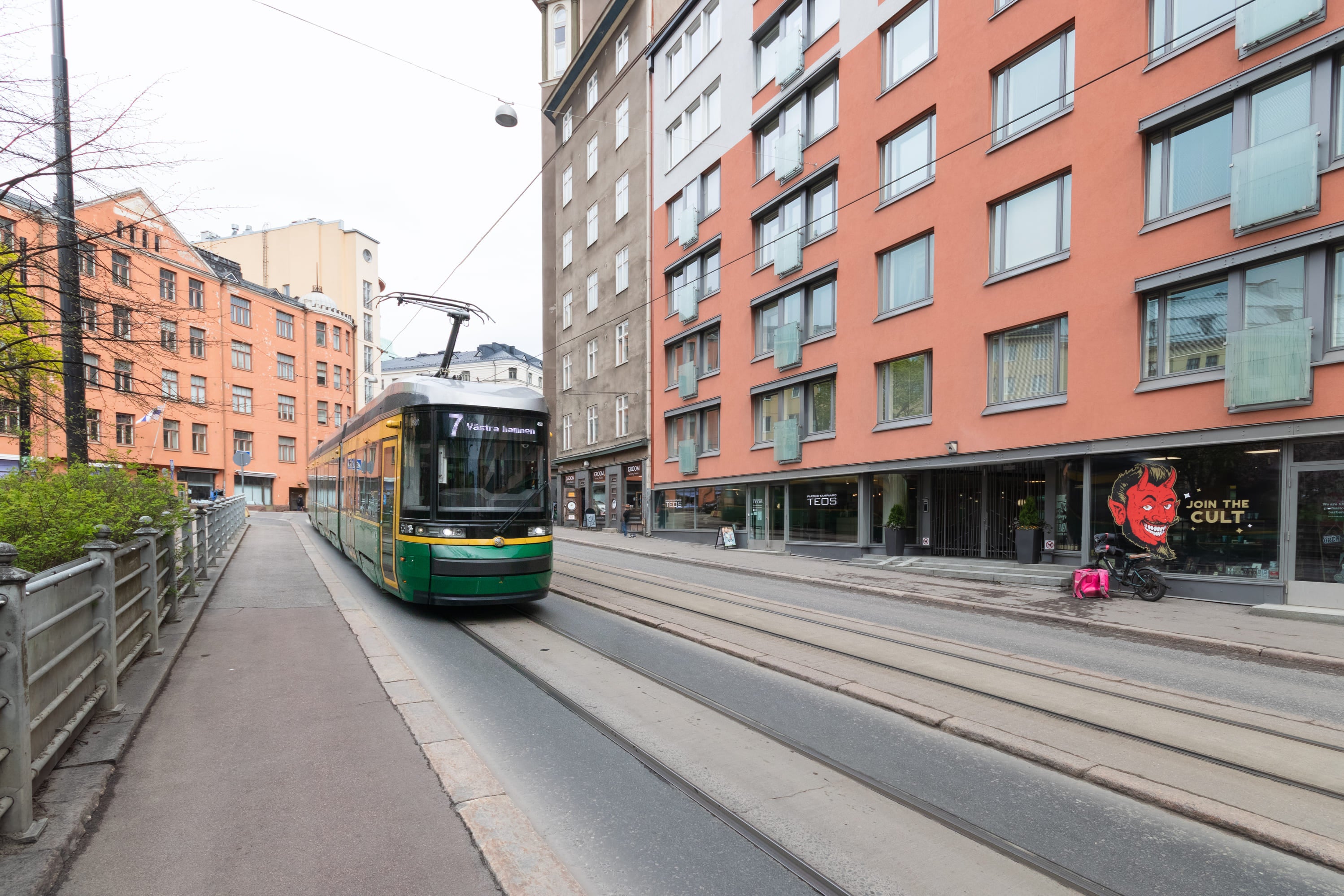 Asuntokuvaus – valoisa ja tyylikäs huone, joka erottuu myynti-ilmoituksessa