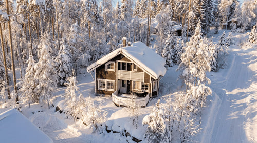 Dronekuvaus asunnosta – ilmakuva talvisesta asuinalueesta